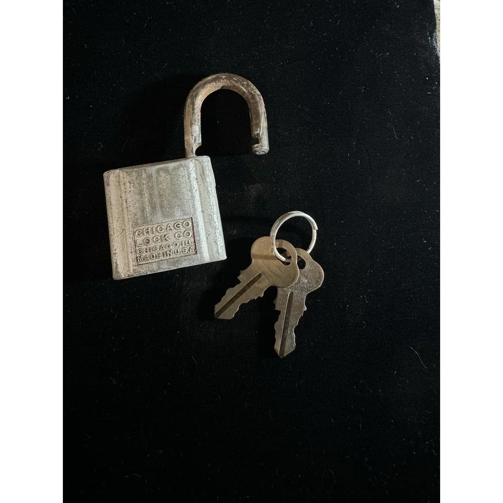 Vintage Old Chicago Lock Co. Company Padlock w/ 2 Working Keys‎ - Made In USA